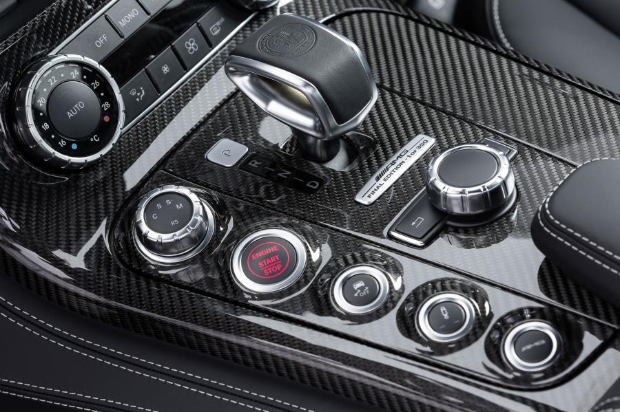 Детали интерьера Mercedes-Benz SLS AMG GT Final Edition (C197) 2014 года  (фото 15 из 23)